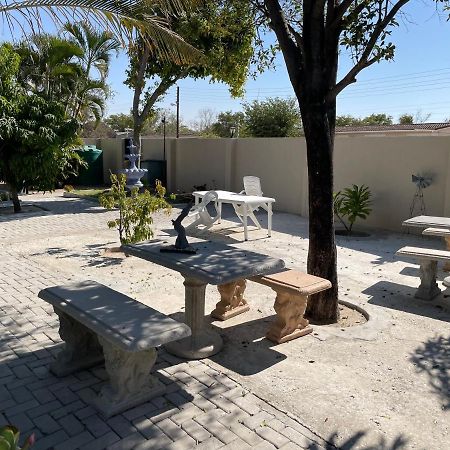 Ry Courtyard Hotel Oshakati Екстериор снимка