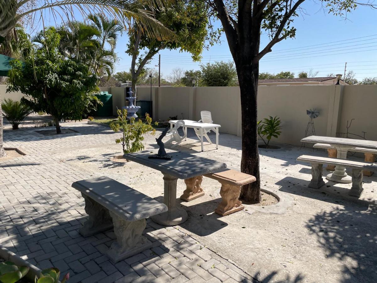 Ry Courtyard Hotel Oshakati Екстериор снимка