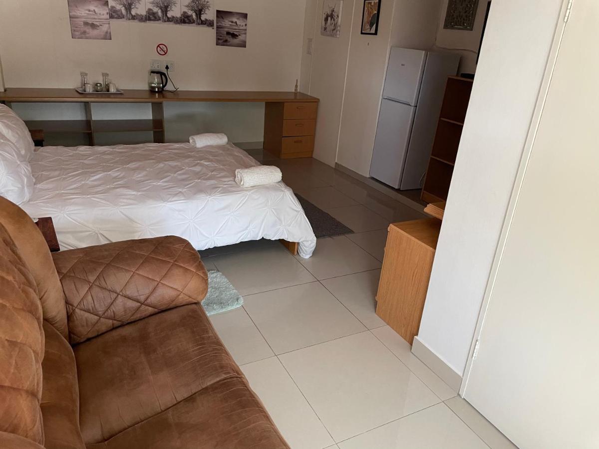 Ry Courtyard Hotel Oshakati Екстериор снимка