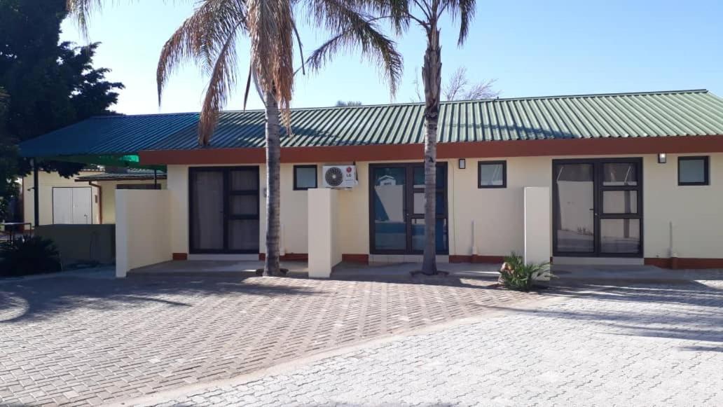 Ry Courtyard Hotel Oshakati Екстериор снимка